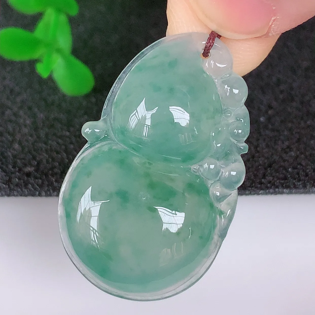 自然光实拍，冰润冰种飘花翡翠葫芦吊坠，葫芦寓意福禄双全，财源滚滚，饱满，清新脱俗，佩戴效果优雅迷人！#57.1