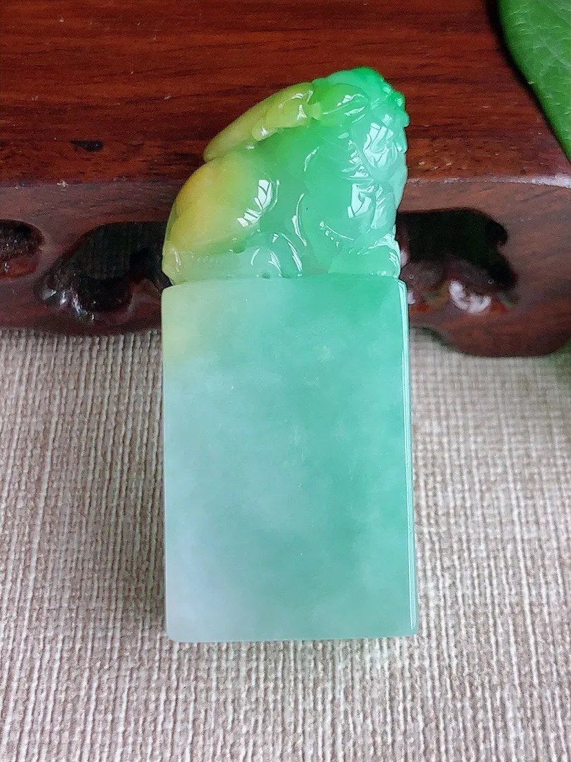 a货翡翠老坑冰种黄加绿双彩招财貔貅印章  尺寸49.3×20.6×12.3mm 重量34.62g 0