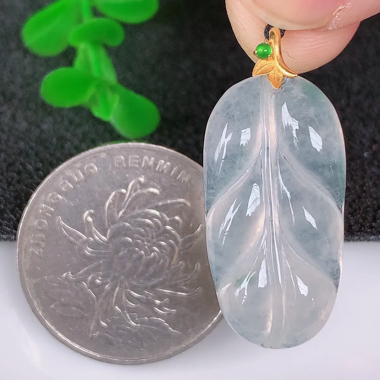 自然光实拍，18K金镶嵌冰种翡翠叶子吊坠，寓意“大业有成，一夜成名，金枝玉叶”水润叶子，翡翠叶子，清秀高雅，性价比超值！#1.1整体30.8*裸石26*13.6*5