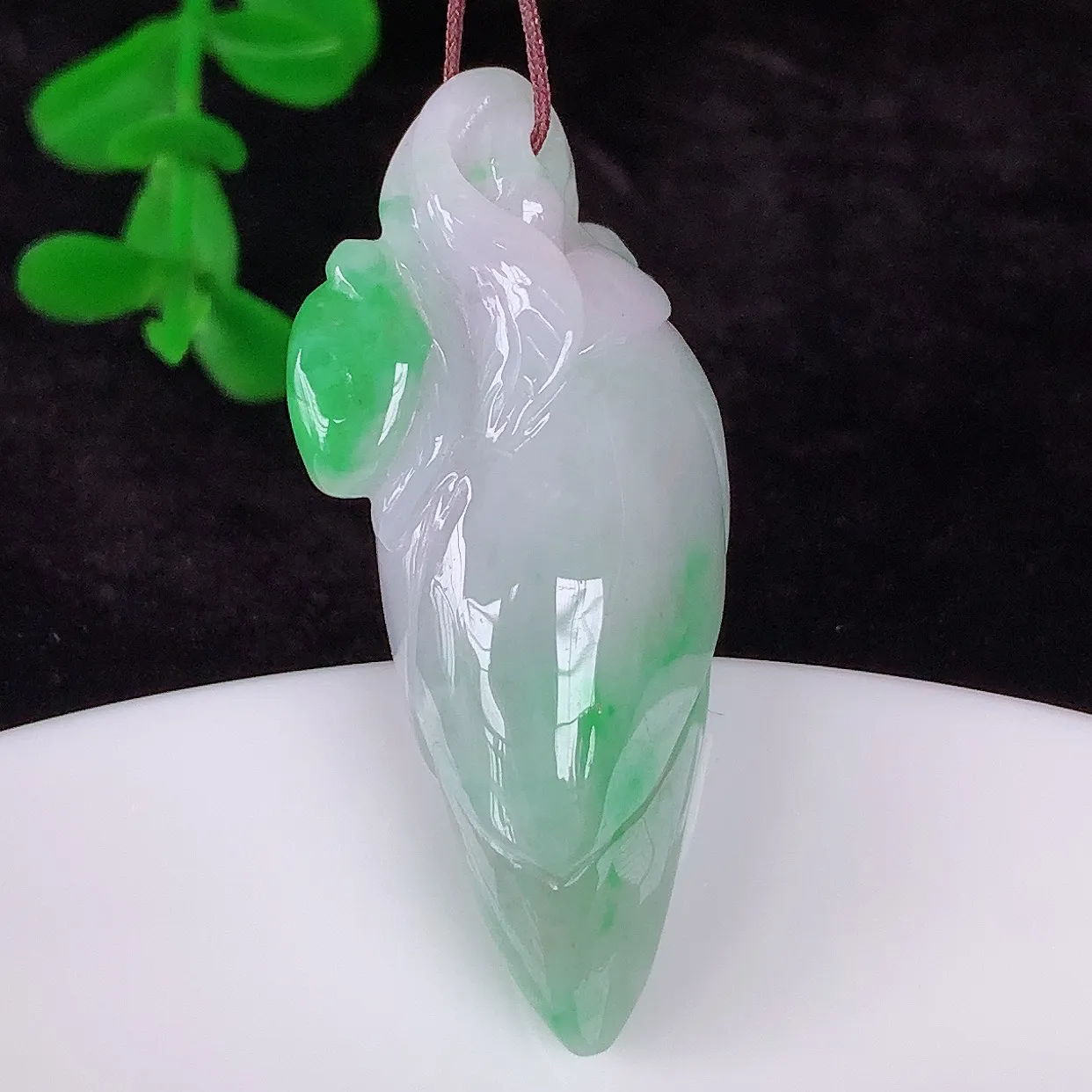 自然光实拍，厚装冰润冰糯种春彩翡翠招财福瓜吊坠，翡翠福瓜招财瓜，冰润且起胶感，佩戴效果优雅迷人！#87.1