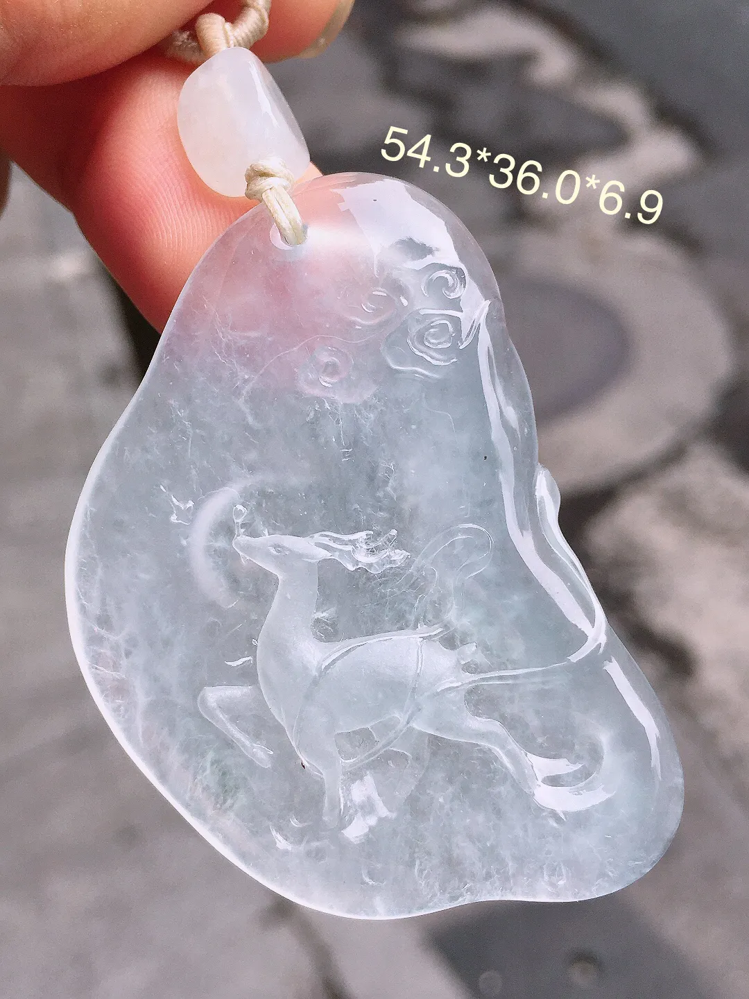 冰种🦌鹿吊坠，玉质细腻，荧光感超
强，饱满水润，气质满满。