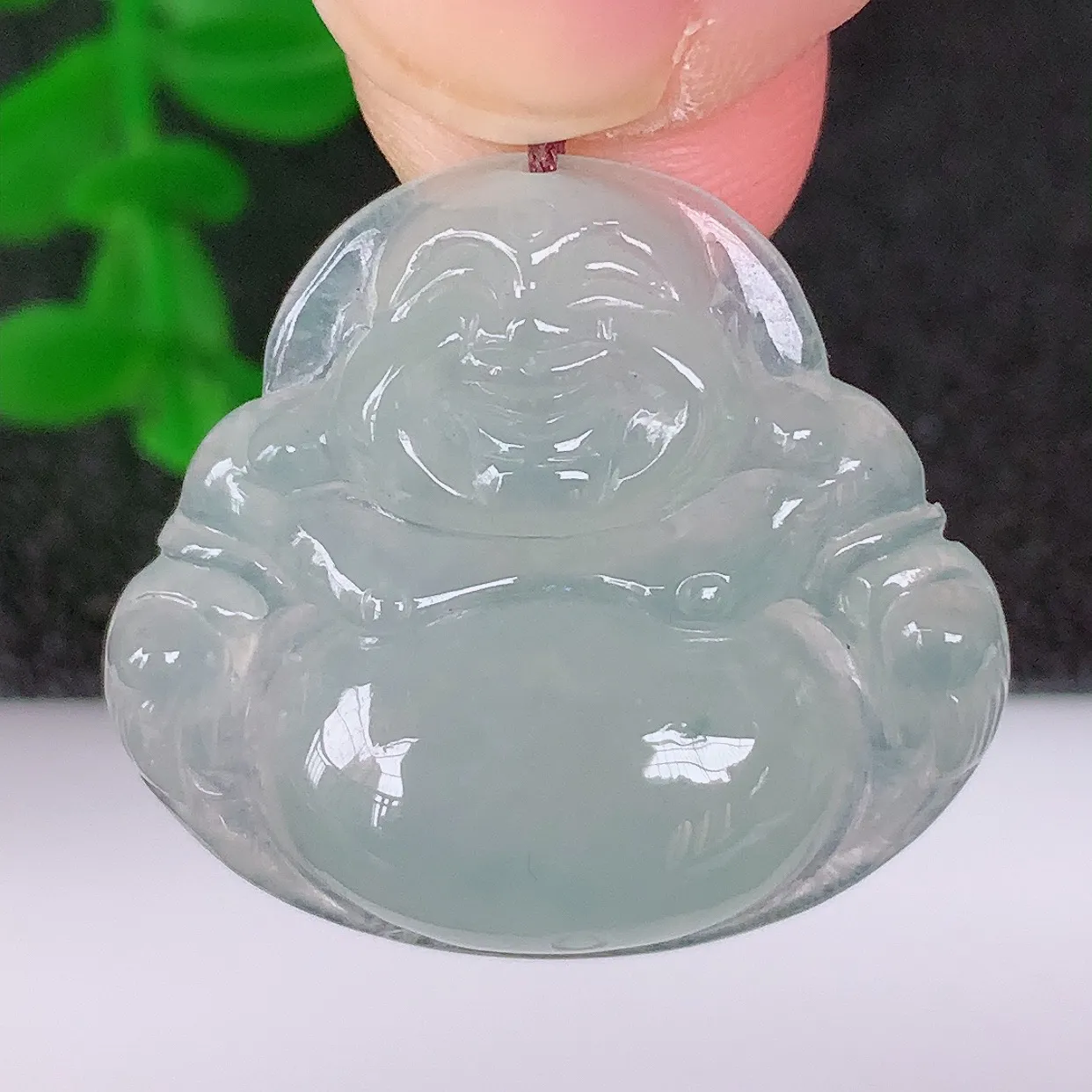 自然光实拍，冰润冰种翡翠佛公吊坠，饱满， 佛公亦保平安，寓意有福（佛公）相伴，配戴优雅迷人！#57.1
