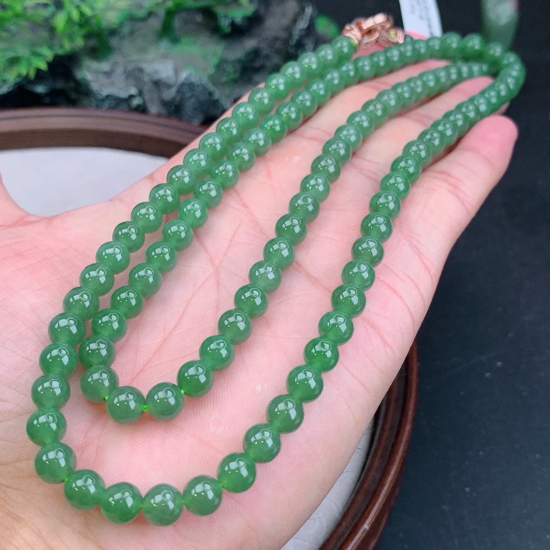 缅甸天然A货翡翠满绿圆珠项链
尺寸6.5mm  重65.00g