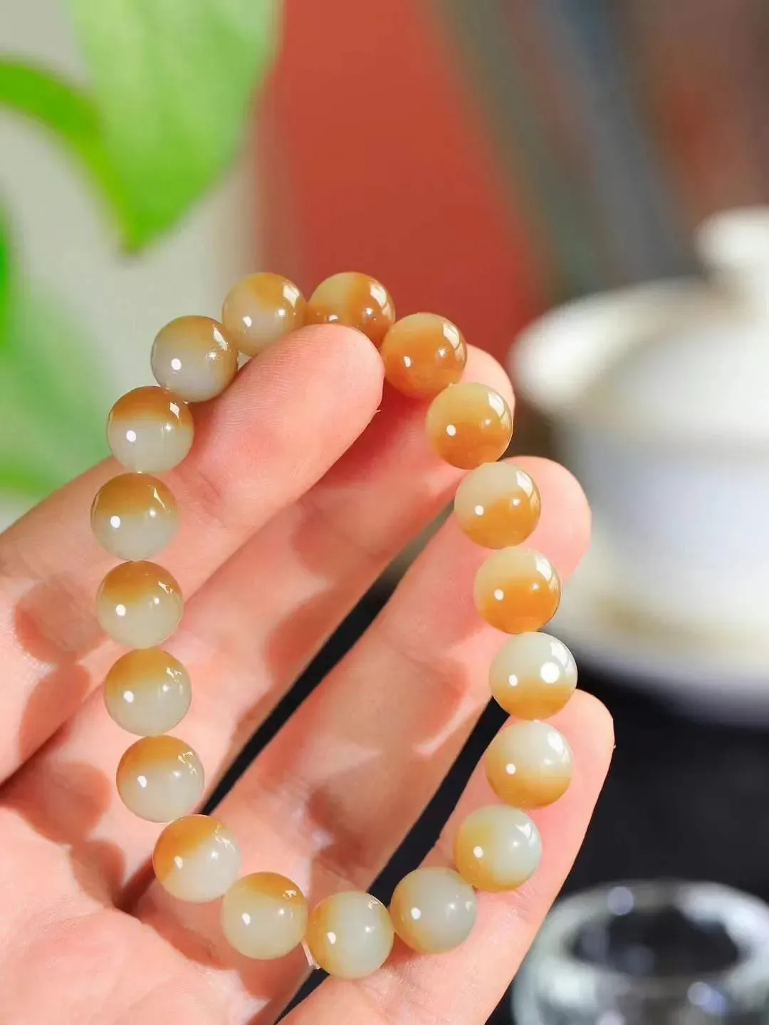 【腕间风华.手串】

精品和田玉糖白玉圆珠手串，天然纯净，玉质细腻，圆润如珠，佩戴于腕间，尽显高贵气质。无论是日常搭配还是重要场合，都是您优雅风范的点睛之笔。重28.5克  尺寸取一9.8mm  2160368A