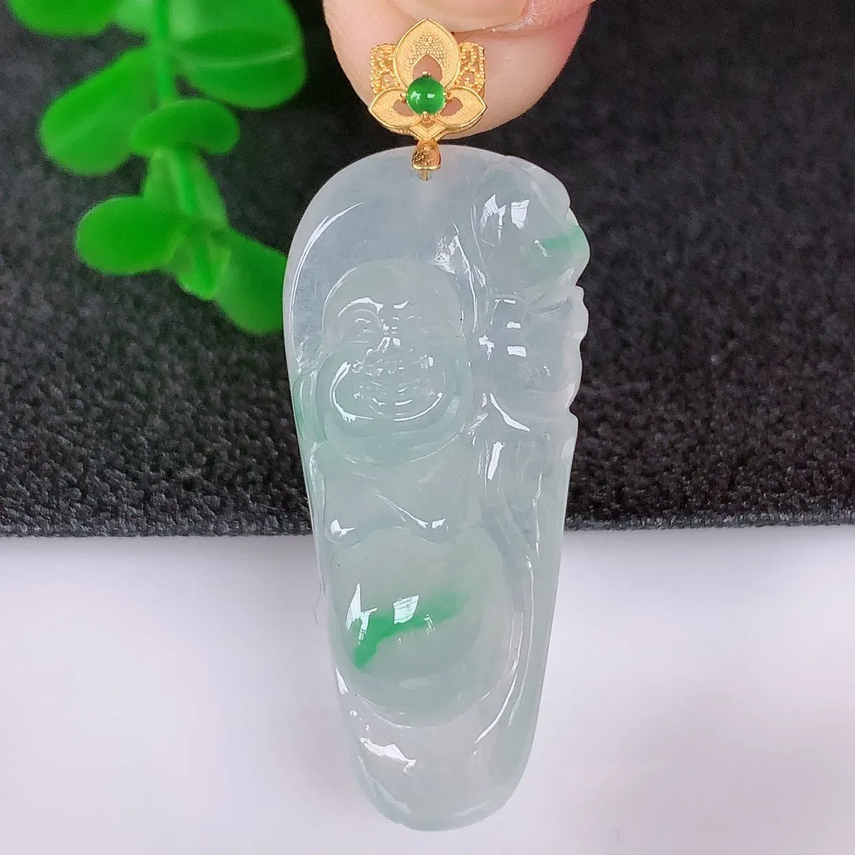 自然光实拍，18K金镶嵌冰种飘阳绿翡翠冰胶逍遥布袋佛吊坠，代代有钱，水足丰盈，盈满欢喜，配戴送礼佳品！#1.1整体41.5*裸石34.6*15.6*9