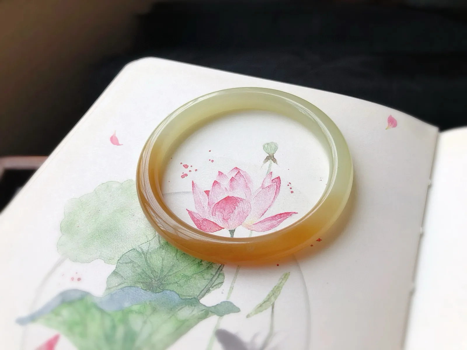 圈口55.3 尺寸7.7*7.3
和田玉手镯，嫩糖半山水，老坑料 ， 料子油润，密度是杠杠的好。