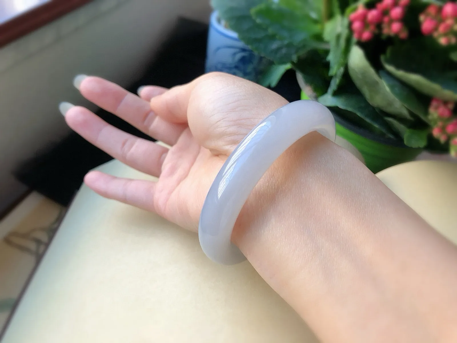 圈口55  尺寸12.8*9.5    超美的和田玉紫罗兰手镯，平安镯，冰紫料，料子细腻，超级有韵味，无黑裂。