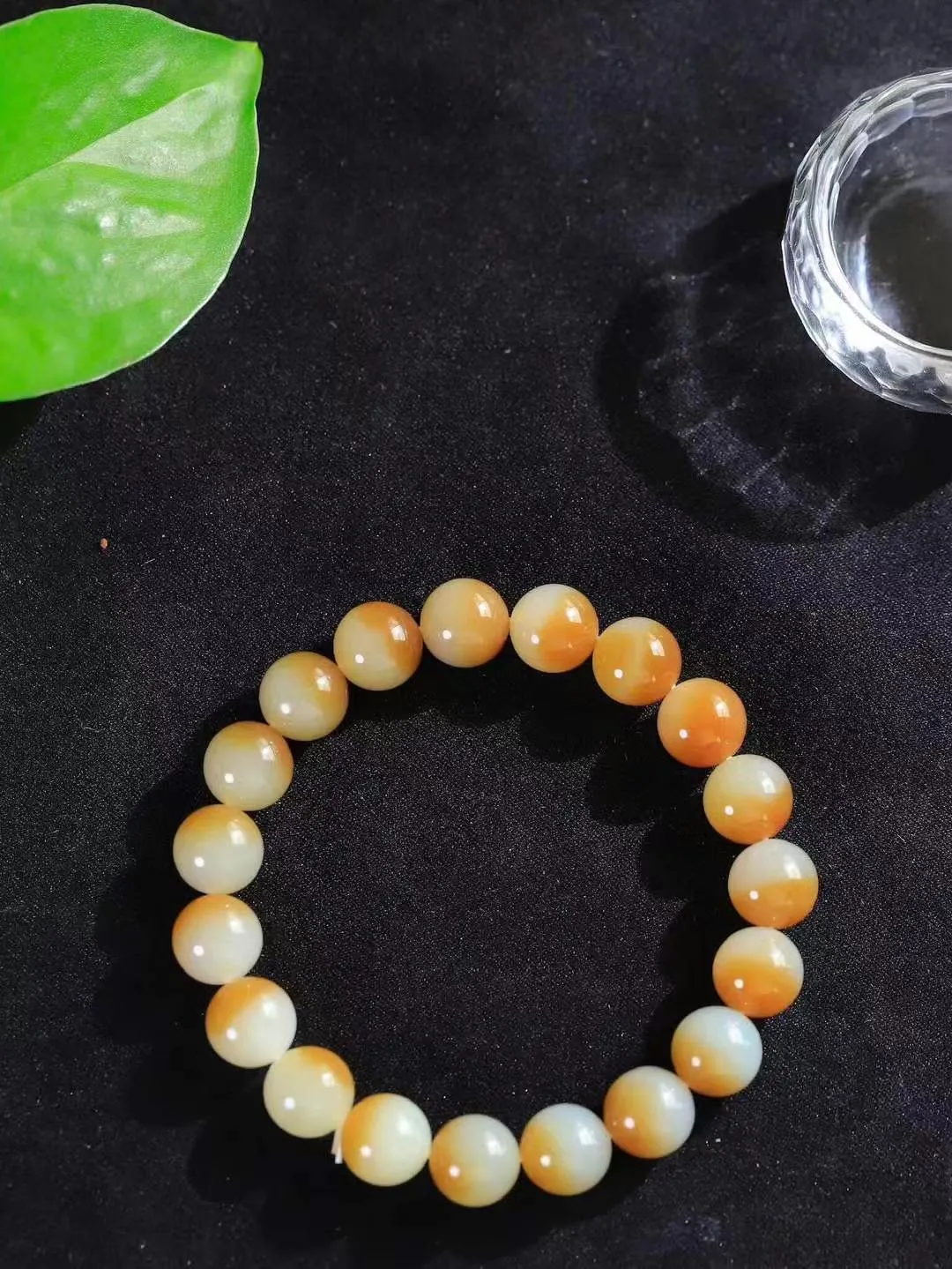 【腕间风华.手串】

精品和田玉糖白玉圆珠手串，天然纯净，玉质细腻，圆润如珠，佩戴于腕间，尽显高贵气质。无论是日常搭配还是重要场合，都是您优雅风范的点睛之笔。重28.5克  尺寸取一9.8mm  2160368A