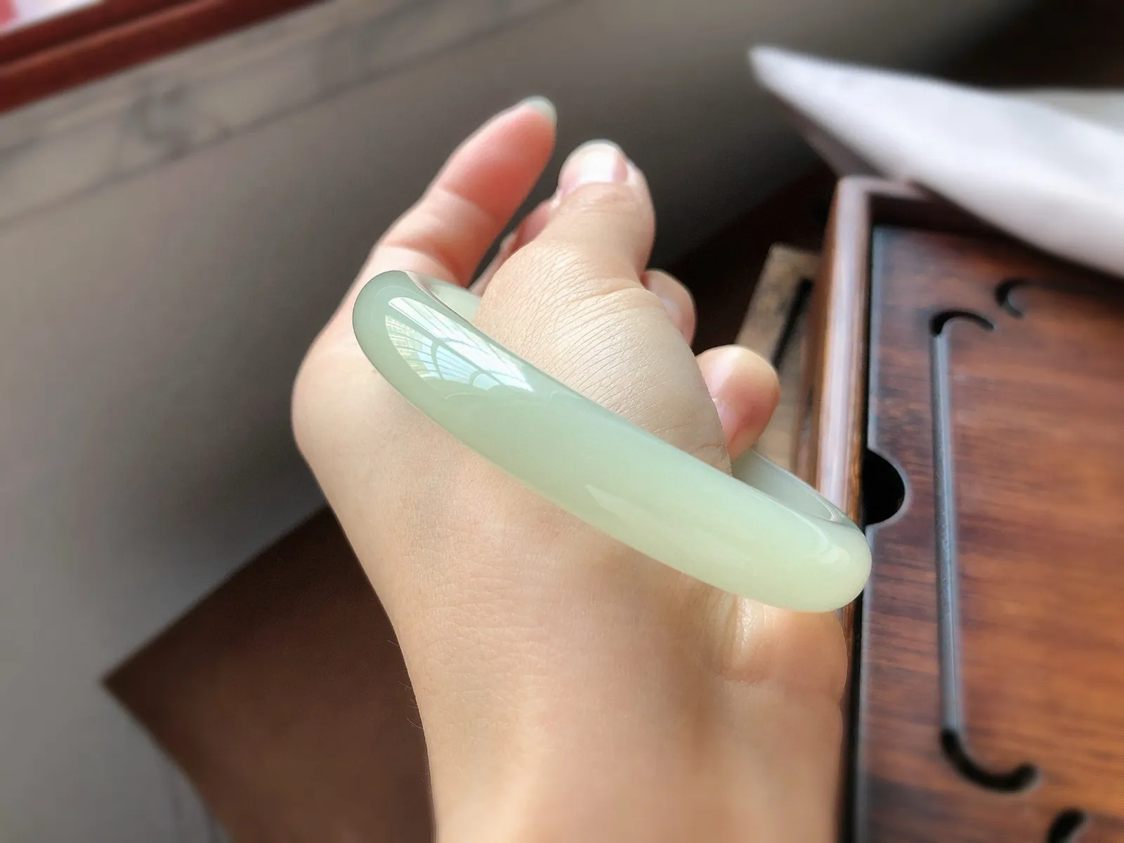 圈口57.3 尺寸11.2*9   冰晴水 美玉镯 精致和田玉手镯，料子冰润细腻，超有存在感，又润又细腻，品质非常不错哦！