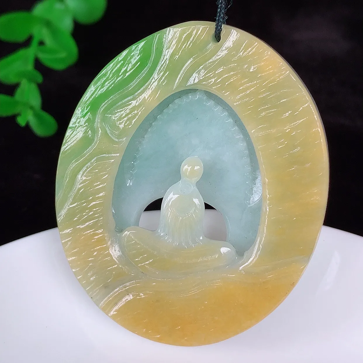 自然光实拍，冰润冰糯种双彩黄加绿翡翠悟道吊坠，翡翠悟道寓意“祥和，安宁，吉祥，幸福”，佩戴效果优雅迷人，性价比超高！#60.1
