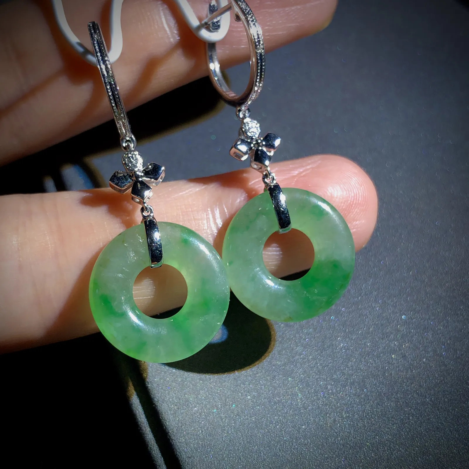 绿花平安扣子耳坠，裸石16.6-3mm，
18K金，南非钻，