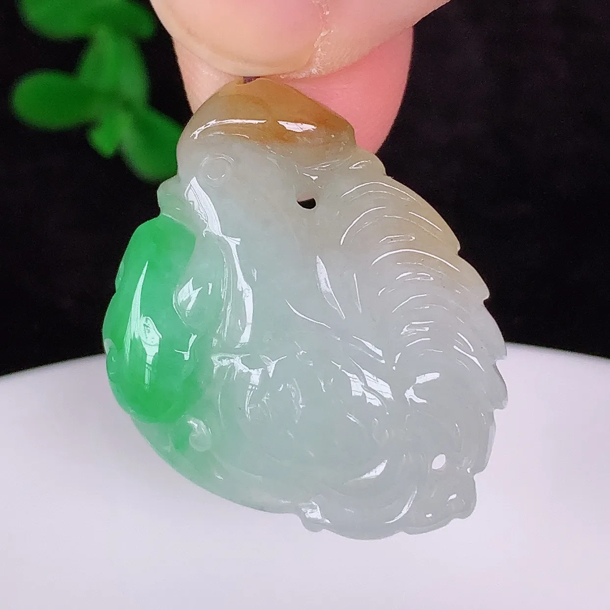 自然光实拍，冰润冰糯种双彩黄加绿翡翠生肖鸡吊坠，种老水足，翠色灵动，寓意美好，佩戴时尚出众！#87.1