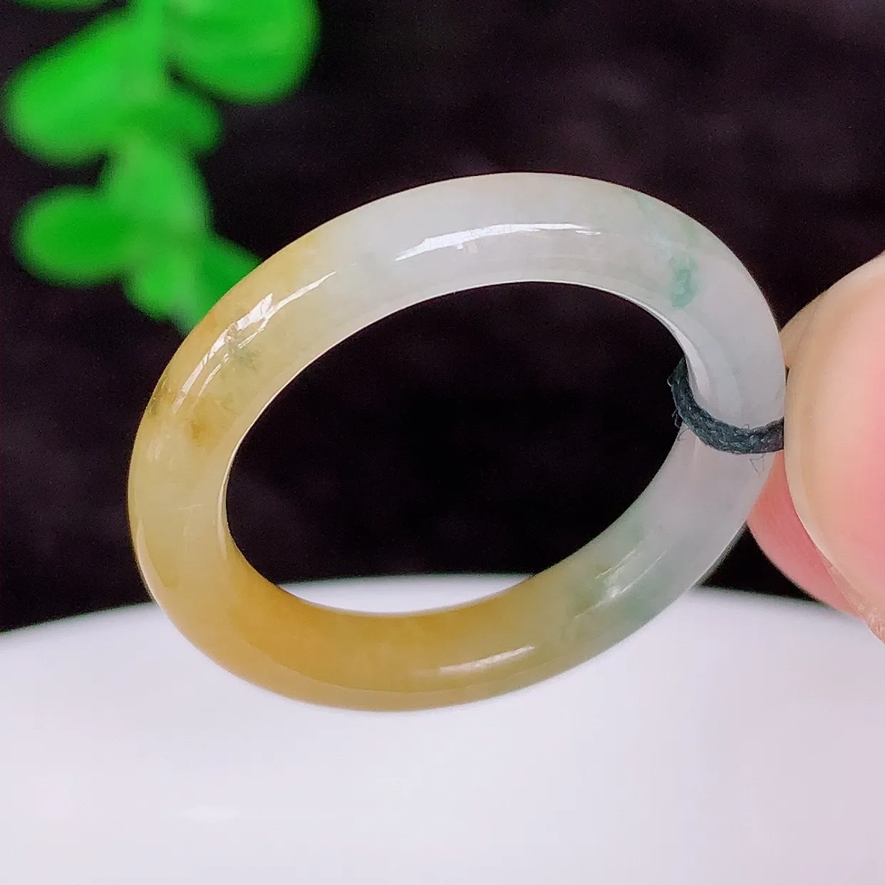 自然光实拍 冰润冰种黄翡18mm内径翡翠指环，玉戒指，玉质莹润，好精美好冰润的指环，15圈口，上手纤巧！#1.1