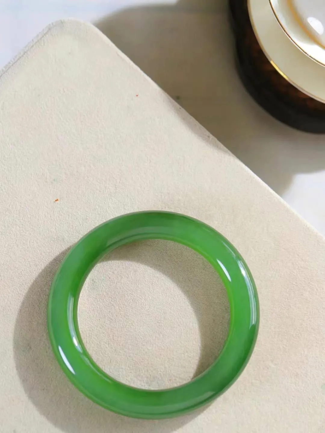 【温润如心.镯】

收藏传家级臻品️和田玉碧玉猫眼圆条手镯，精选上等碧玉料，色泽清透，质地细腻。佩戴它，感受千年玉文化的温润与优雅，愿它为您带来平安与幸福。重64克  尺寸56.5-11.4-10.8mm  8960354T