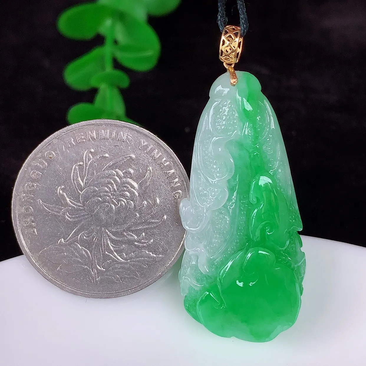 自然光实拍，18K金镶嵌冰润冰糯种飘阳绿翡翠招百财白菜吊坠，百财聚来，财源滚滚，色泽鲜艳，精工水润的白菜，性价比高！#1.1整体42*裸石36*17.5*10.6