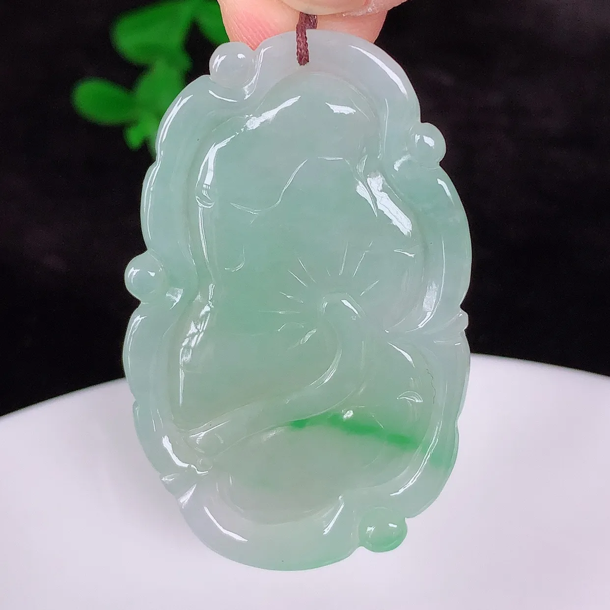 自然光实拍，冰糯种飘阳绿翡翠荷叶鱼、和和美美玉坠，财源广进，自然隐逸、荷本是素不着尘之物，有和美之寓意。#41.1
