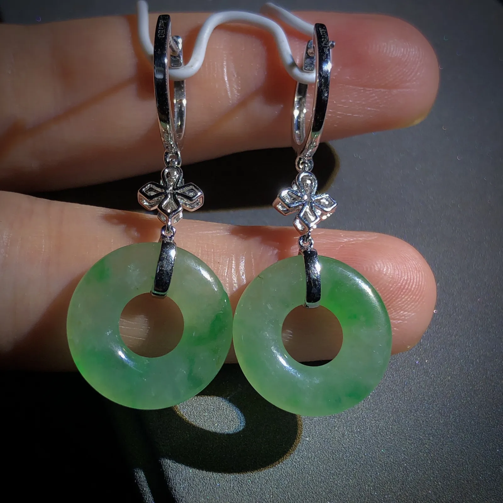 绿花平安扣子耳坠，裸石16.6-3mm，
18K金，南非钻，