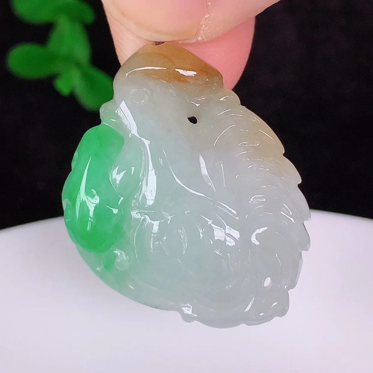 自然光实拍，冰润冰糯种双彩黄加绿翡翠生肖鸡吊坠，种老水足，翠色灵动，寓意美好，佩戴时尚出众！#87.1
