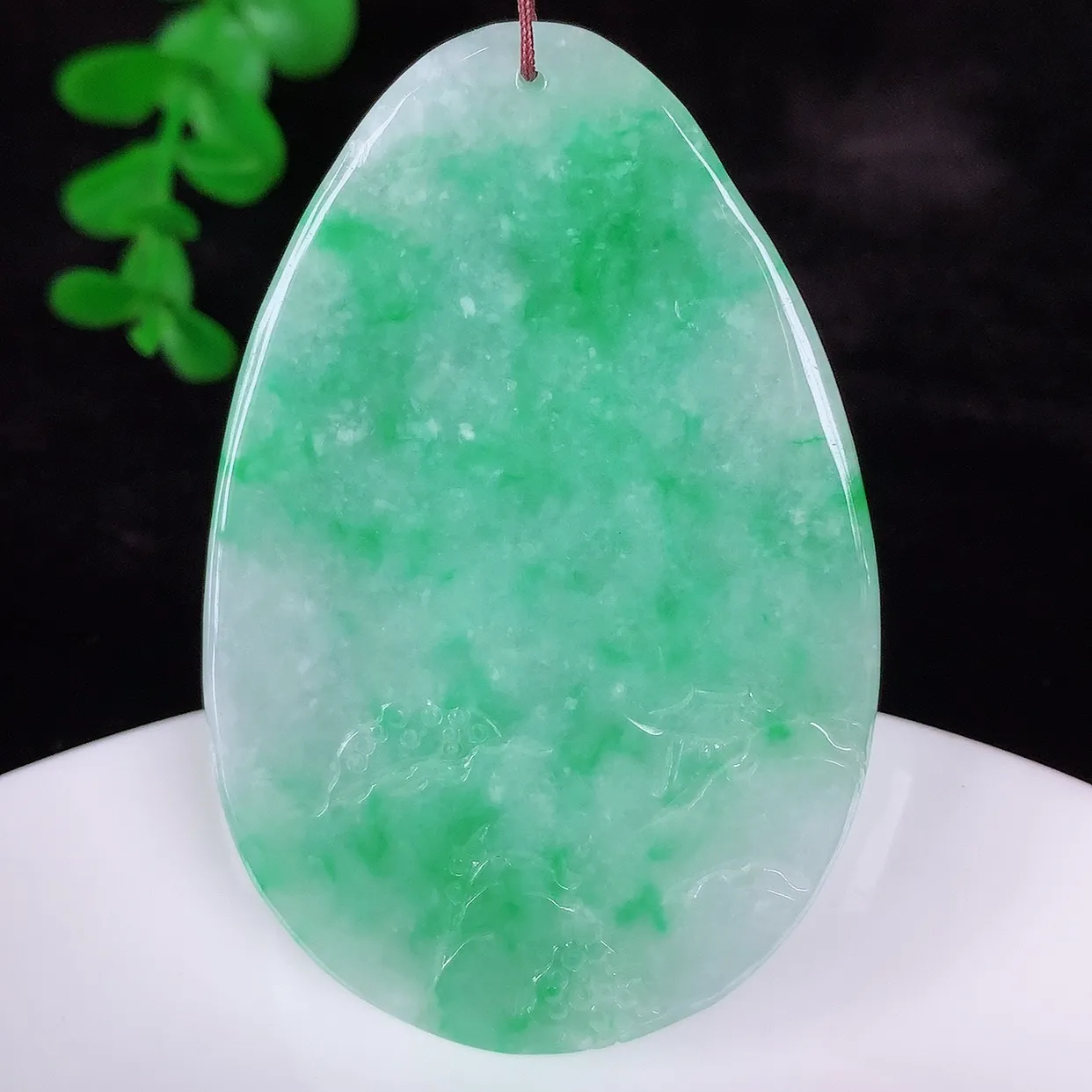 自然光实拍，冰润冰糯种飘阳绿翡翠山水牌吊坠，翡翠山水，立体生动形象，山水素材布局合理，意境感佳，佩戴上身效果更高贵 #57.1