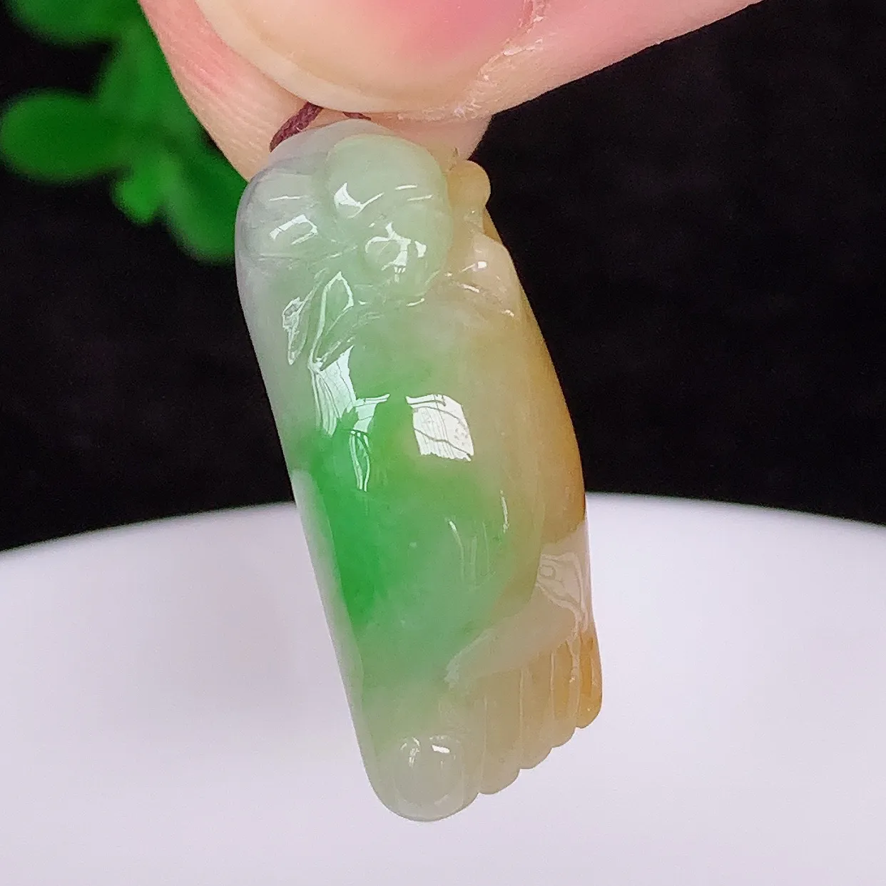 自然光实拍，冰润冰糯种双彩黄加绿翡翠知足常乐吊坠，种老水足，翠色灵动，寓意美好，佩戴时尚出众！#87.1