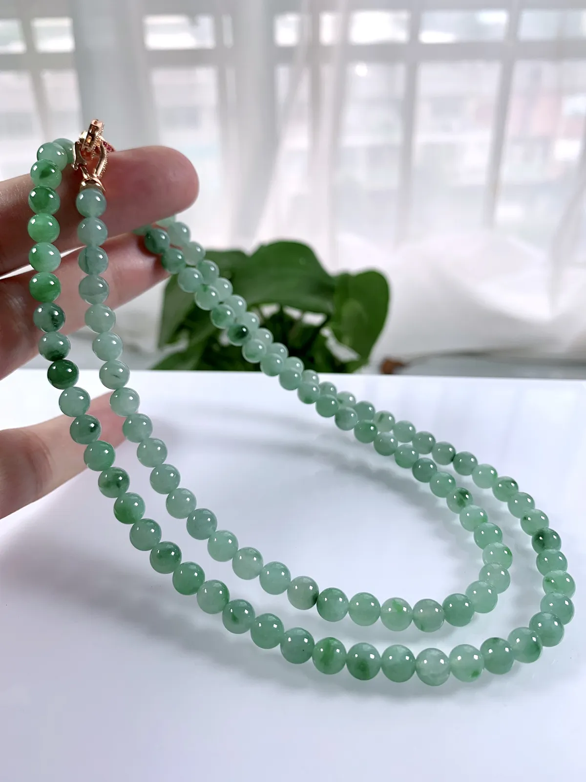 缅甸天然翡翠A货，冰糯种起胶飘花圆珠项链，尺寸：6.5mm/108颗，长度680mm，重量：50.54g