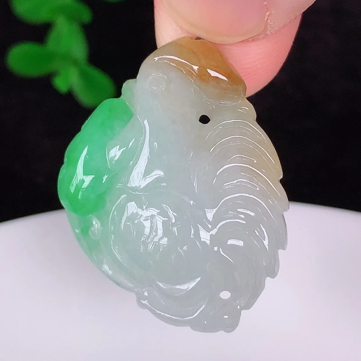 自然光实拍，冰润冰糯种双彩黄加绿翡翠生肖鸡吊坠，种老水足，翠色灵动，寓意美好，佩戴时尚出众！#87.1