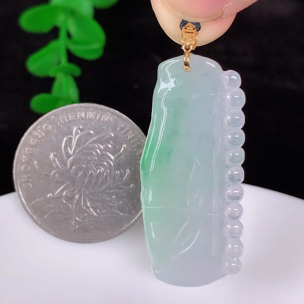 自然光实拍，18K金镶嵌冰飘绿翡翠竹节吊坠。竹节寓意“节节高，官运亨通，前程似锦，水润莹泽，清秀高雅，佩戴精美！#41.1