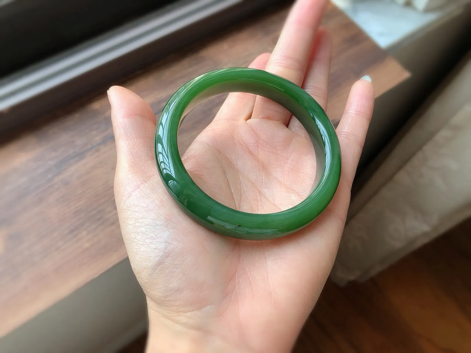圈口58.5   尺寸12*9.3，天然和田玉 碧玉手镯，正装，老坑料 色辣绿，质地温润