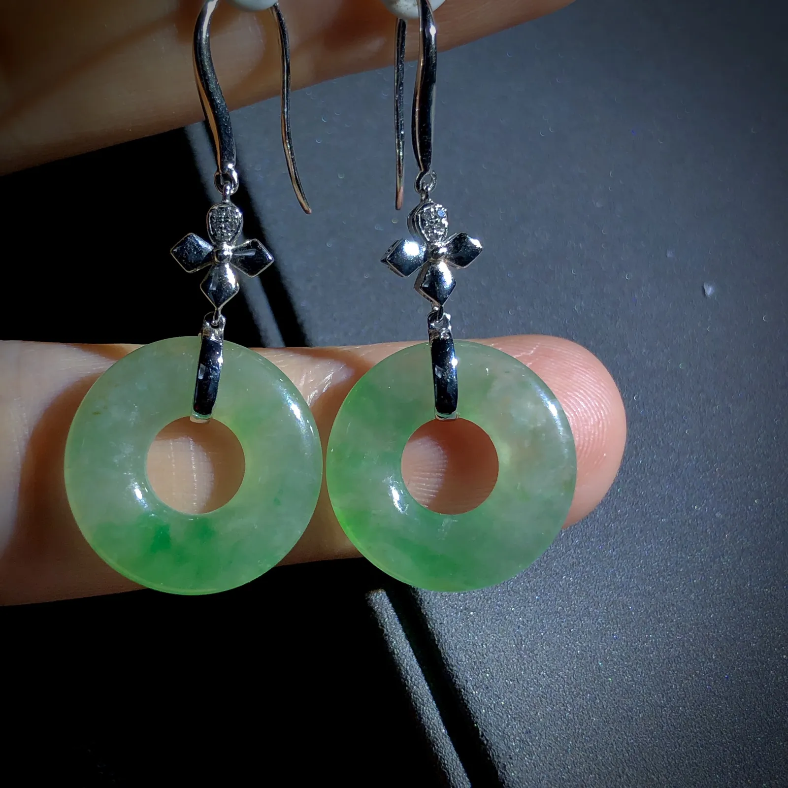 绿花甜甜圈平安扣子。
裸石约17-3mm，
18K金，南非钻