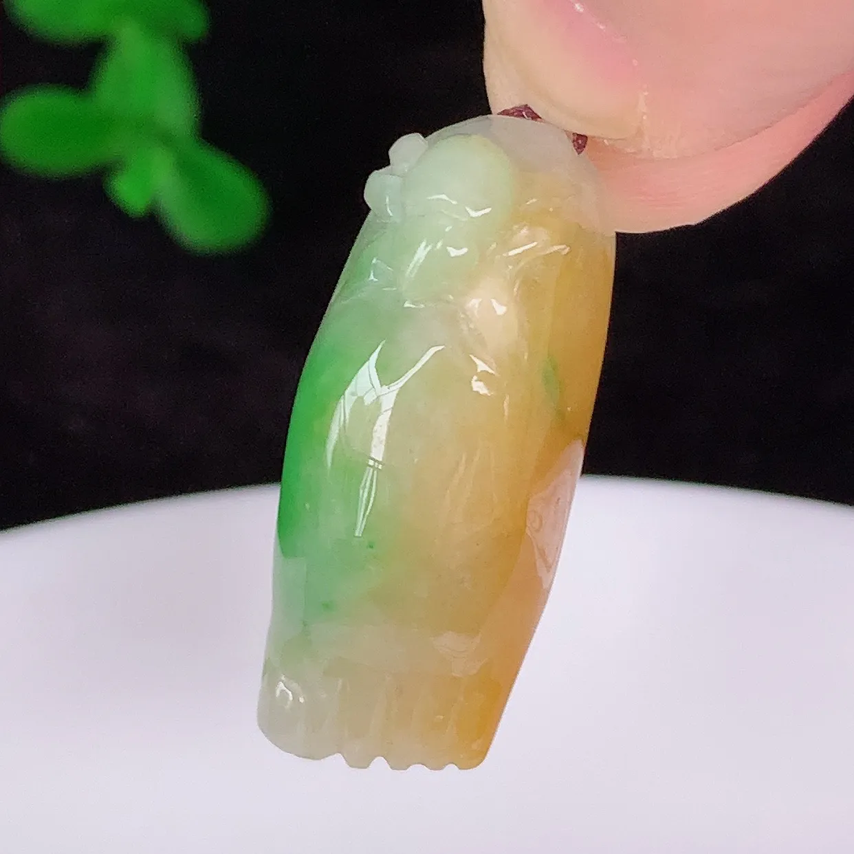 自然光实拍，冰润冰糯种双彩黄加绿翡翠知足常乐吊坠，种老水足，翠色灵动，寓意美好，佩戴时尚出众！#87