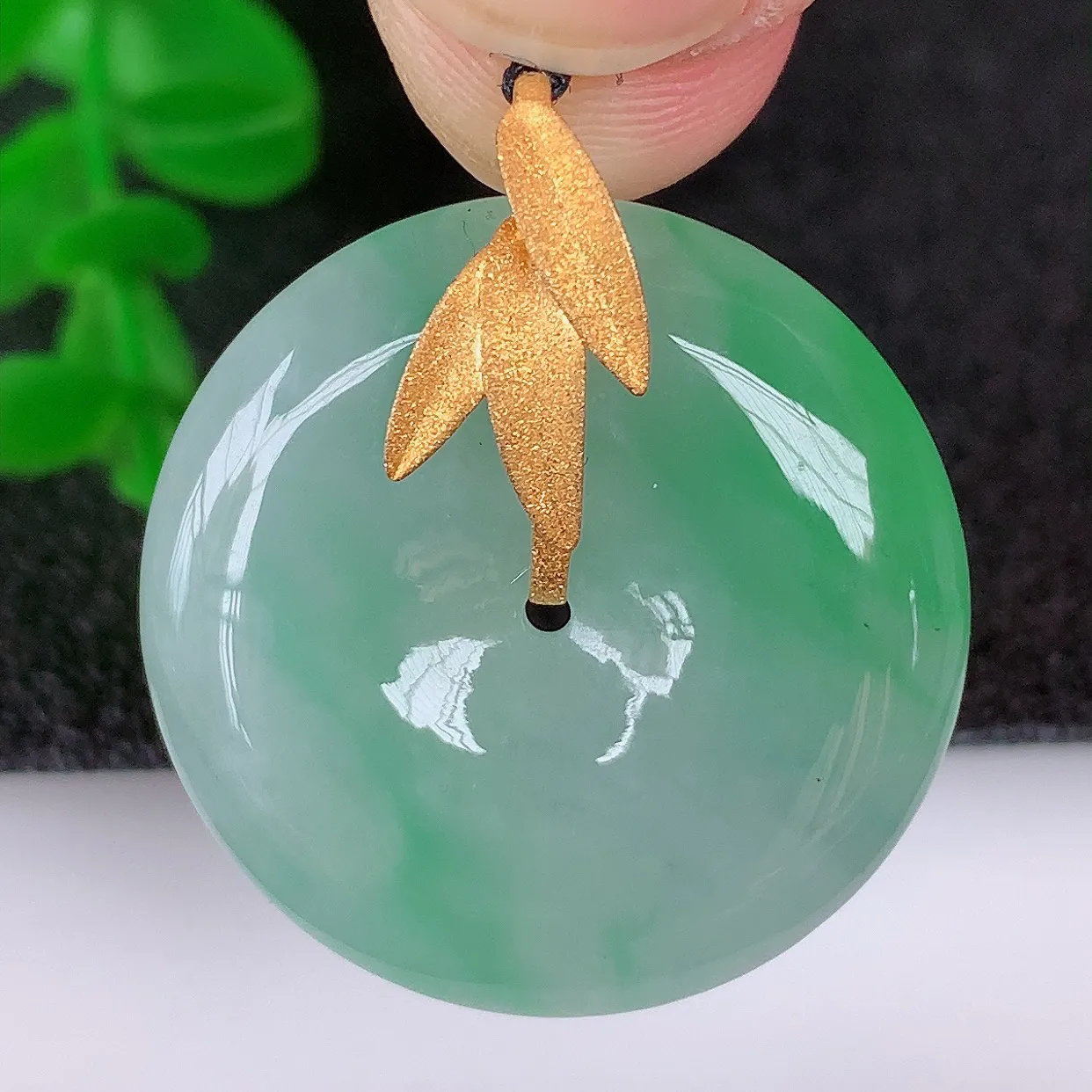 自然光实拍，18K金镶嵌水润冰种飘绿翡翠平安扣吊坠，翡翠平安扣，冰润光泽，寓意平平安安，平安扣佩戴时尚漂亮！#1.1整体28*24.5*6.5裸石24.5*24.5