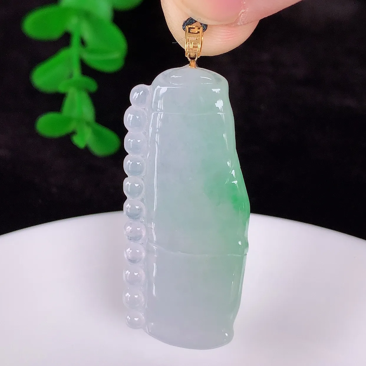 自然光实拍，18K金镶嵌冰飘绿翡翠竹节吊坠。竹节寓意“节节高，官运亨通，前程似锦，水润莹泽，清秀高雅，佩戴精美！#41.1