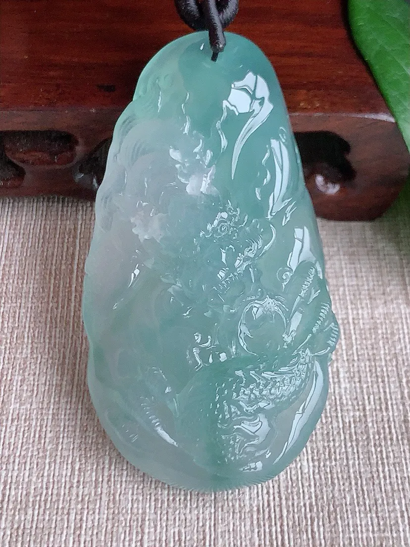 a货翡翠老坑冰种晴水龙牌吊坠 尺寸67.8×36.7×15.3mm 重量69.25g 0603
