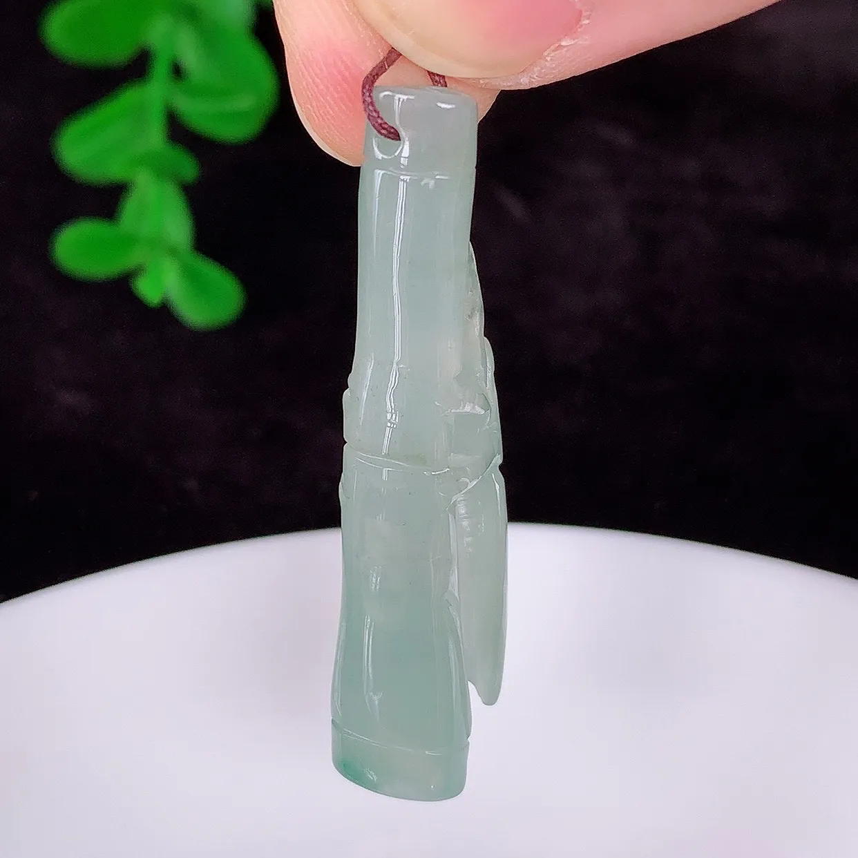 自然光实拍，冰种飘绿节节高竹节玉坠，一鸣惊人，款式时尚大方，竹节寓意好，佩戴事业，学业节节高升！#60.1