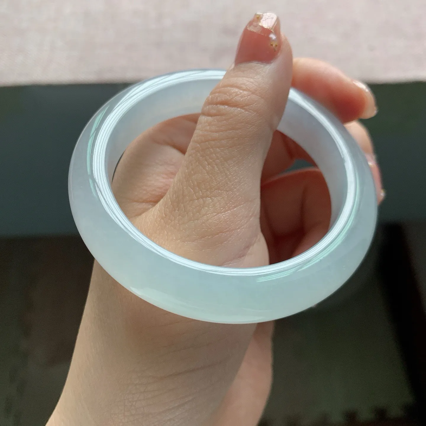 56-57圈口，自然光实拍，老坑冰种白冰白月光正圈翡翠手镯，尺寸:56.8-11.8-8.6mm，无纹裂，重量57.81