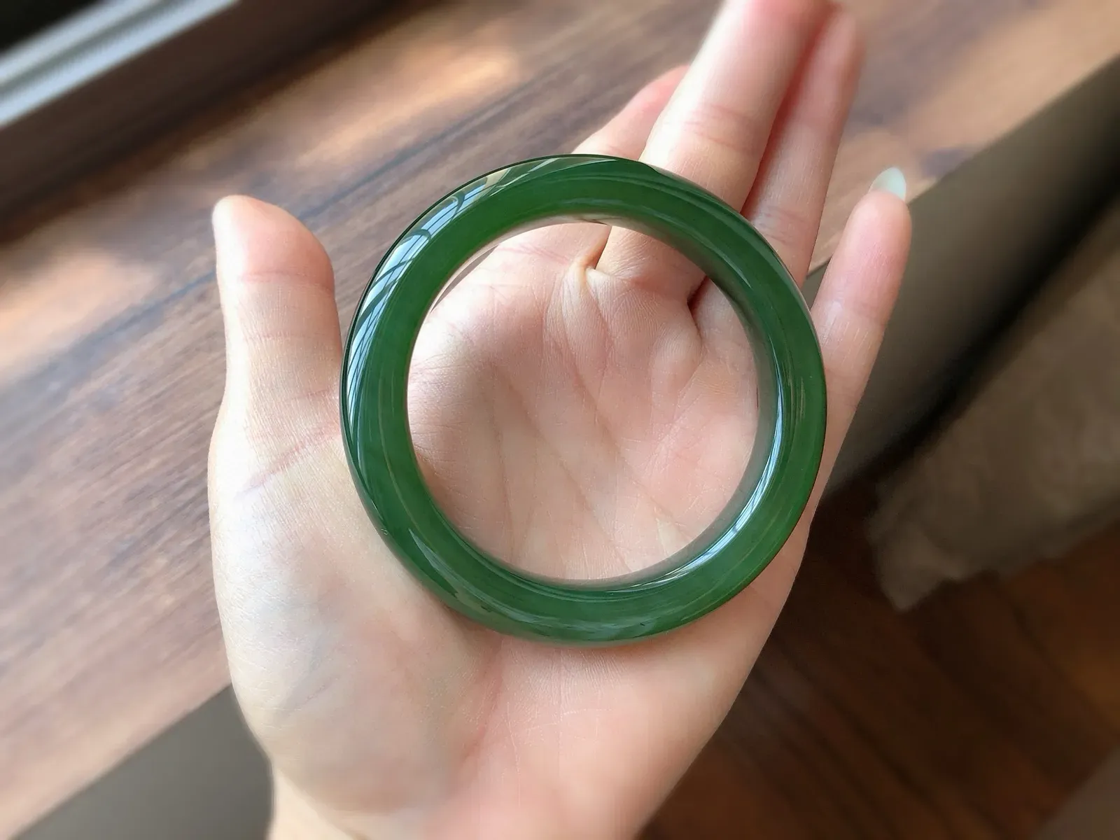 圈口55  尺寸11.8*10，天然和田玉 碧玉手镯，正装，老坑料 色辣绿，质地温润
