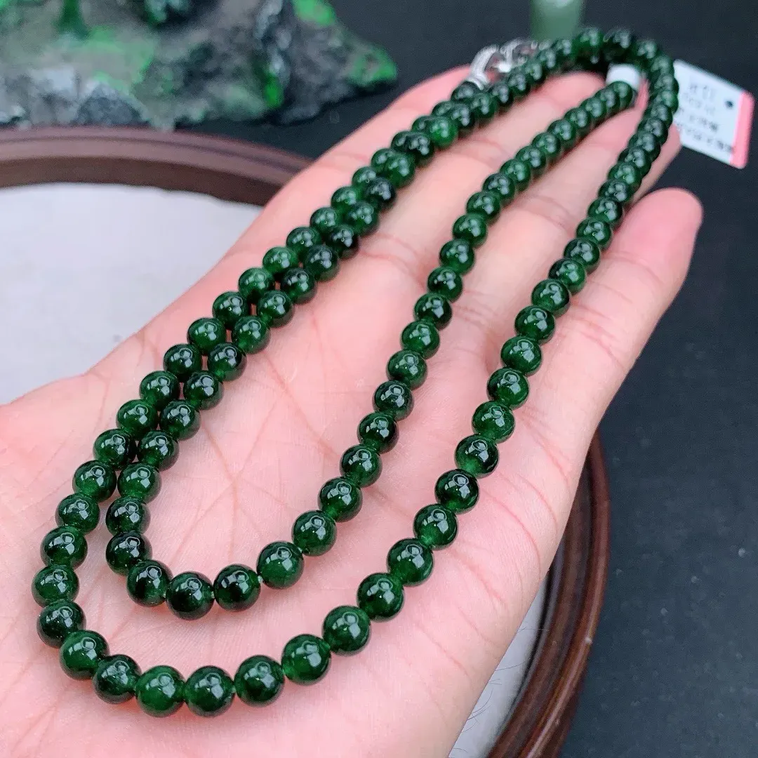 缅甸天然A货翡翠满绿圆珠项链
尺寸6mm   重39.83g