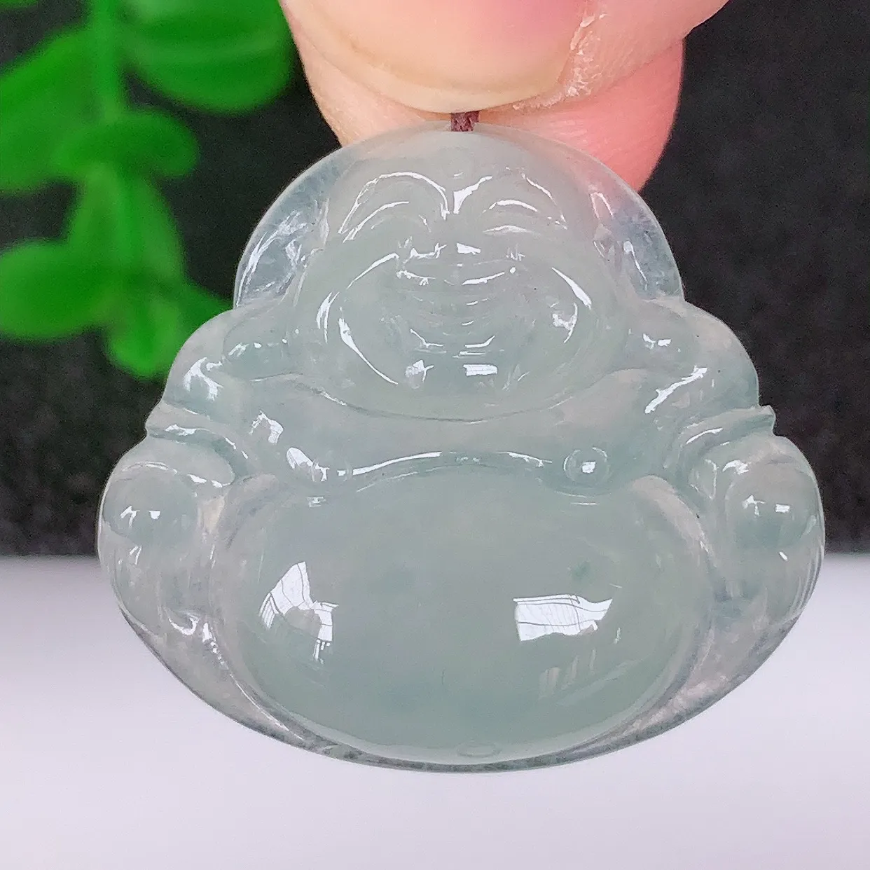 自然光实拍，冰润冰种翡翠佛公吊坠，饱满， 佛公亦保平安，寓意有福（佛公）相伴，配戴优雅迷人！#57.