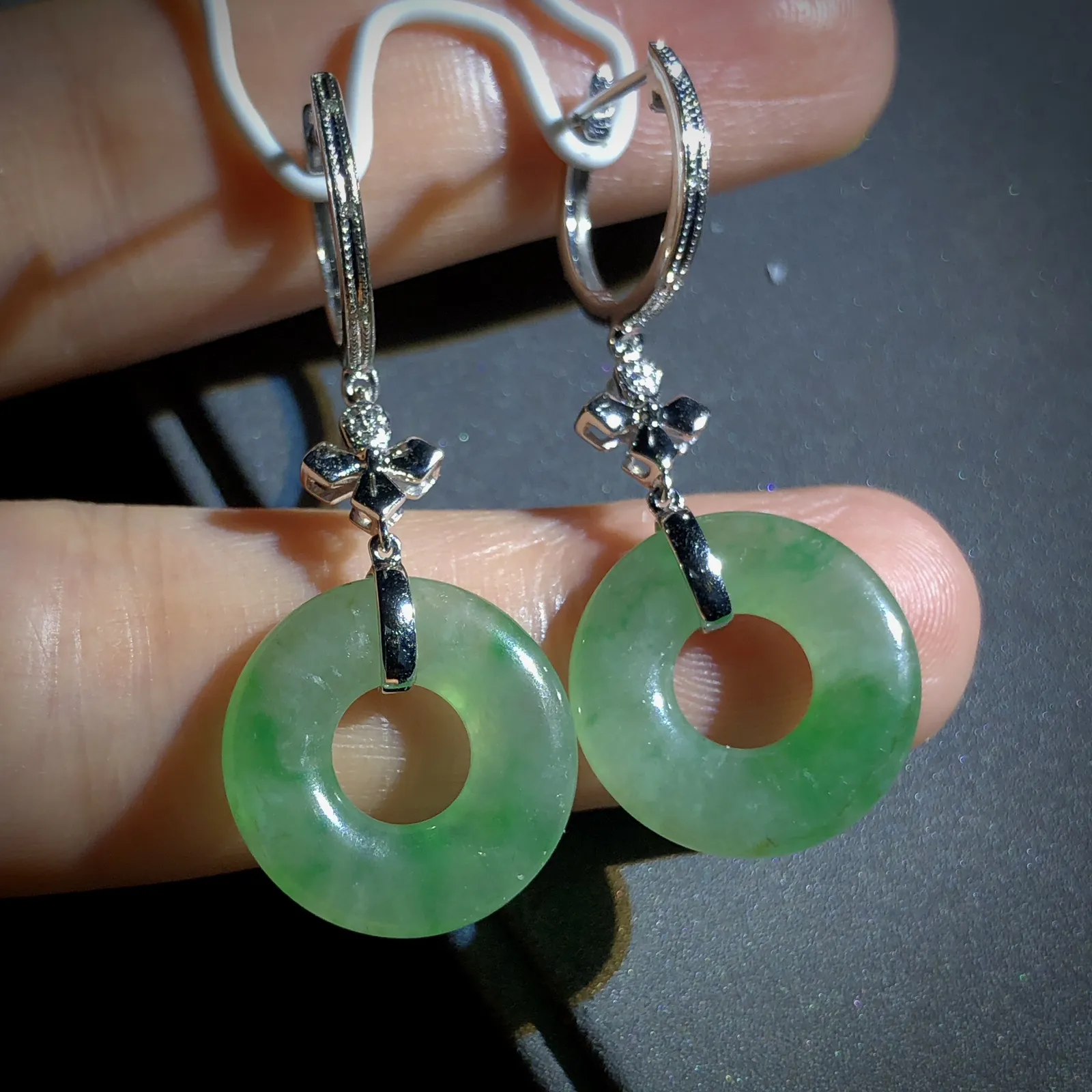 绿花平安扣子耳坠，裸石16.6-3mm，
18K金，南非钻，