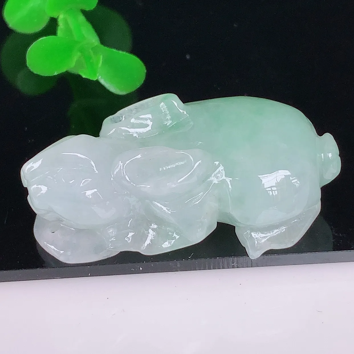 自然光实拍 冰润冰糯种飘绿翡翠生肖兔子吊坠，种老水足，翠色灵动，寓意美好，佩戴时尚出众！#41.1
