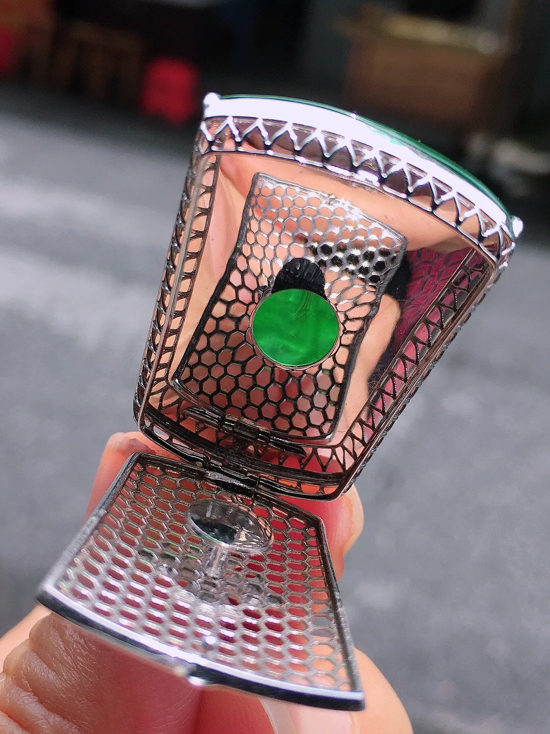 阳绿观音吊坠，色泽均匀艳丽，玉质细腻，荧光感超
强，饱满水润，气质满满。18k
金豪华镶嵌