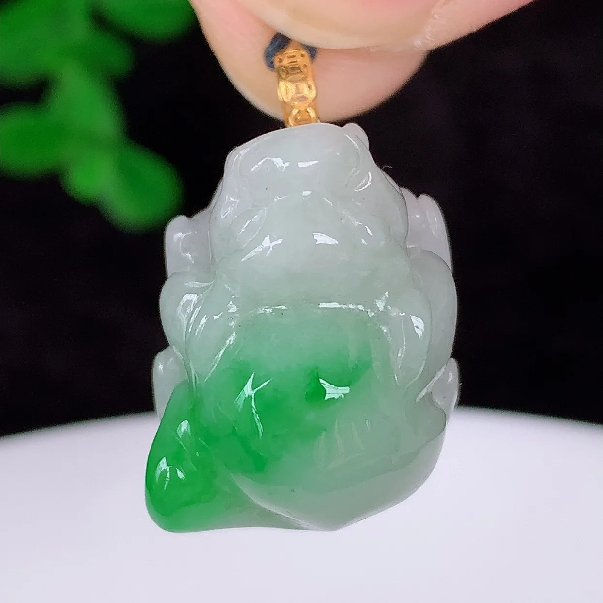 自然光实拍，18K金镶嵌冰润冰糯种飘阳绿翡翠招财貔貅吊坠，民间有“一摸貔貅运程旺盛，再摸貔貅财运滚滚，三摸貔貅平步青云 ”的美好祝愿。#1.1