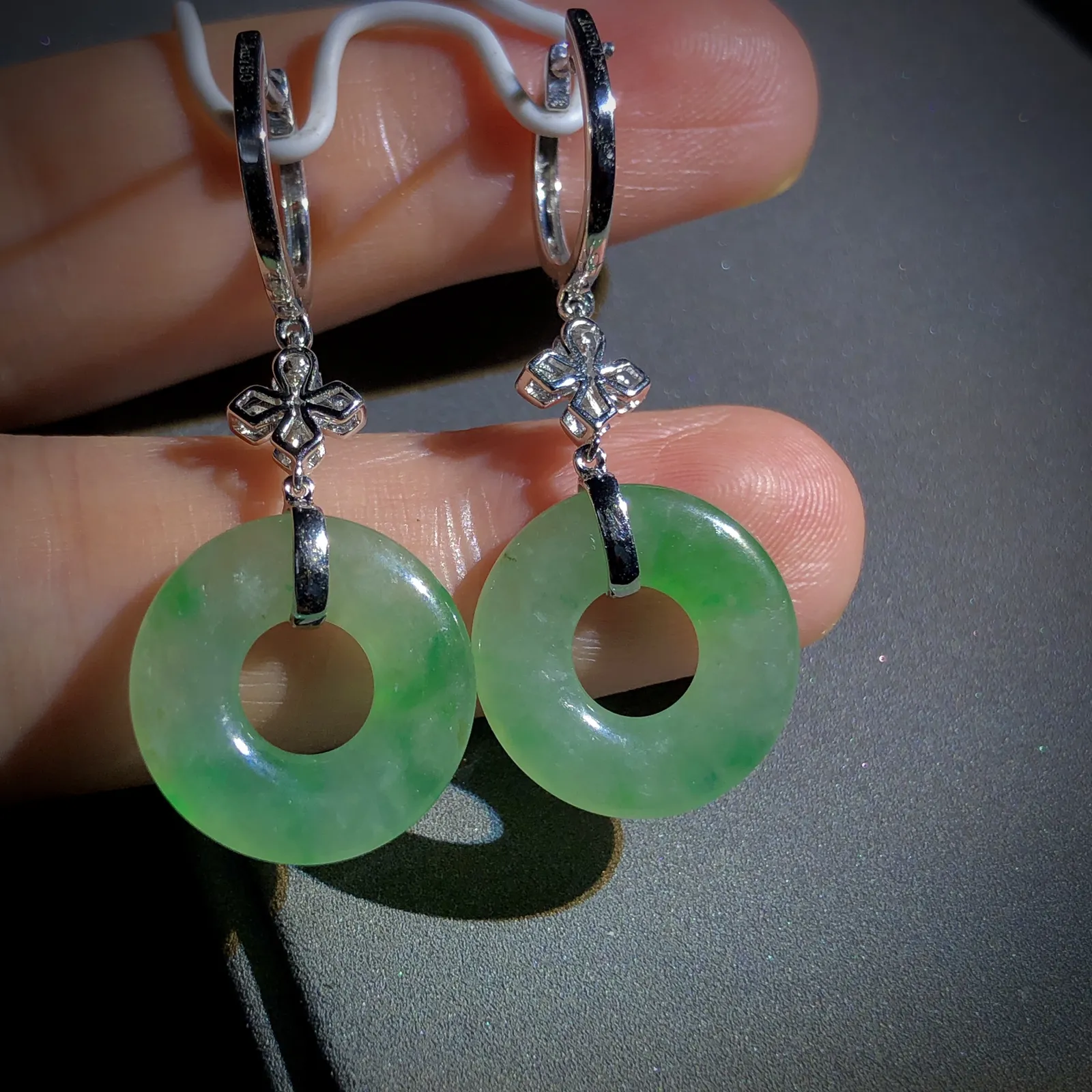 绿花平安扣子耳坠，裸石16.6-3mm，
18K金，南非钻，