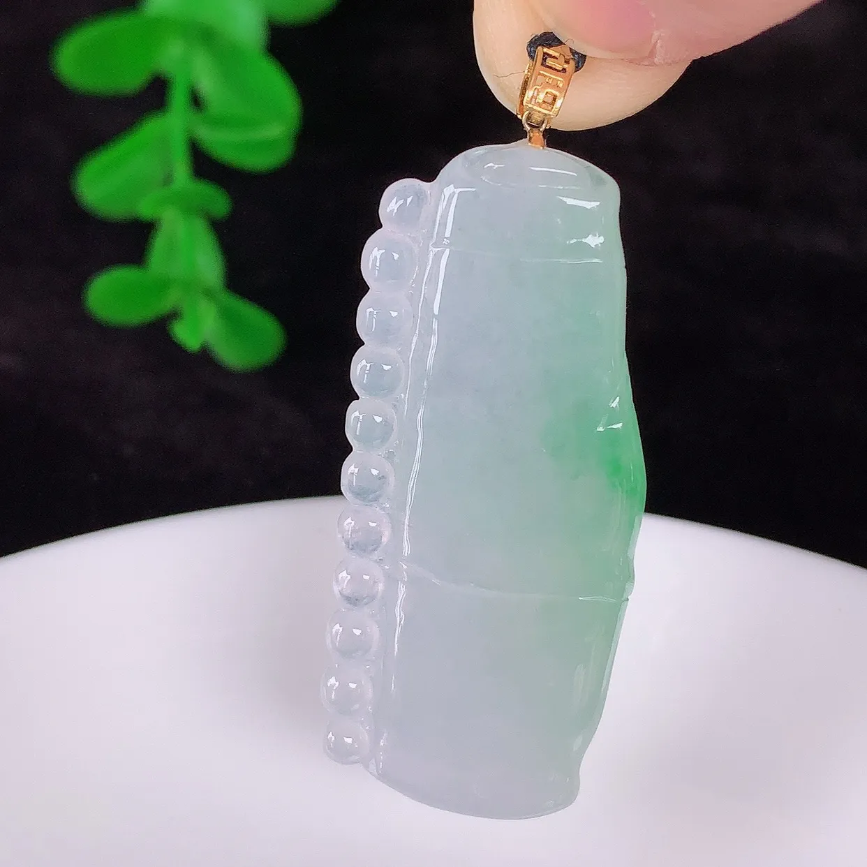 自然光实拍，18K金镶嵌冰飘绿翡翠竹节吊坠。竹节寓意“节节高，官运亨通，前程似锦，水润莹泽，清秀高雅