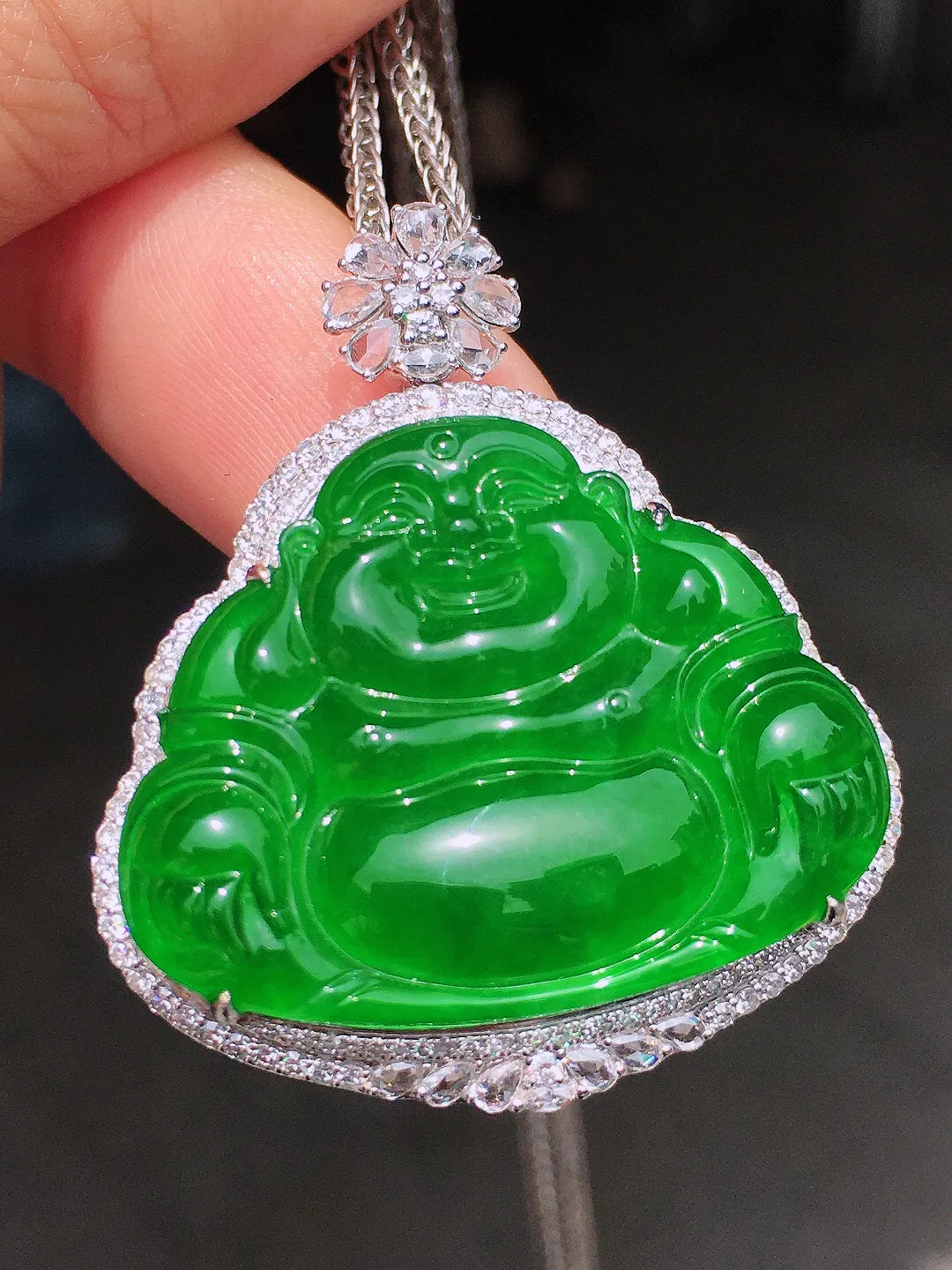 满绿佛公吊坠，色泽均匀浓郁，玉质细腻，荧光感超
强，饱满水润，气质满满。18k
金豪华镶嵌