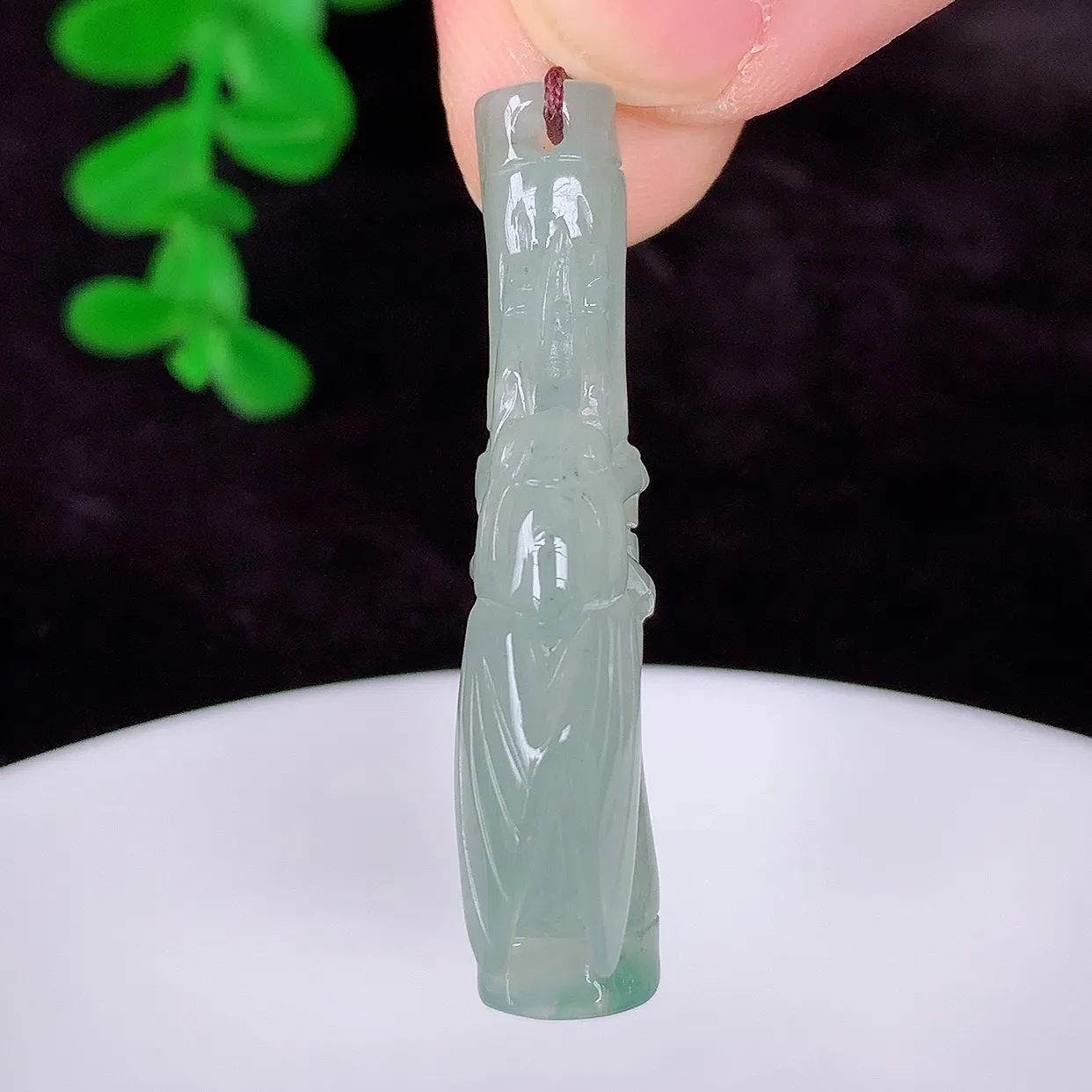 自然光实拍，冰种飘绿节节高竹节玉坠，一鸣惊人，款式时尚大方，竹节寓意好，佩戴事业，学业节节高升！#60.1