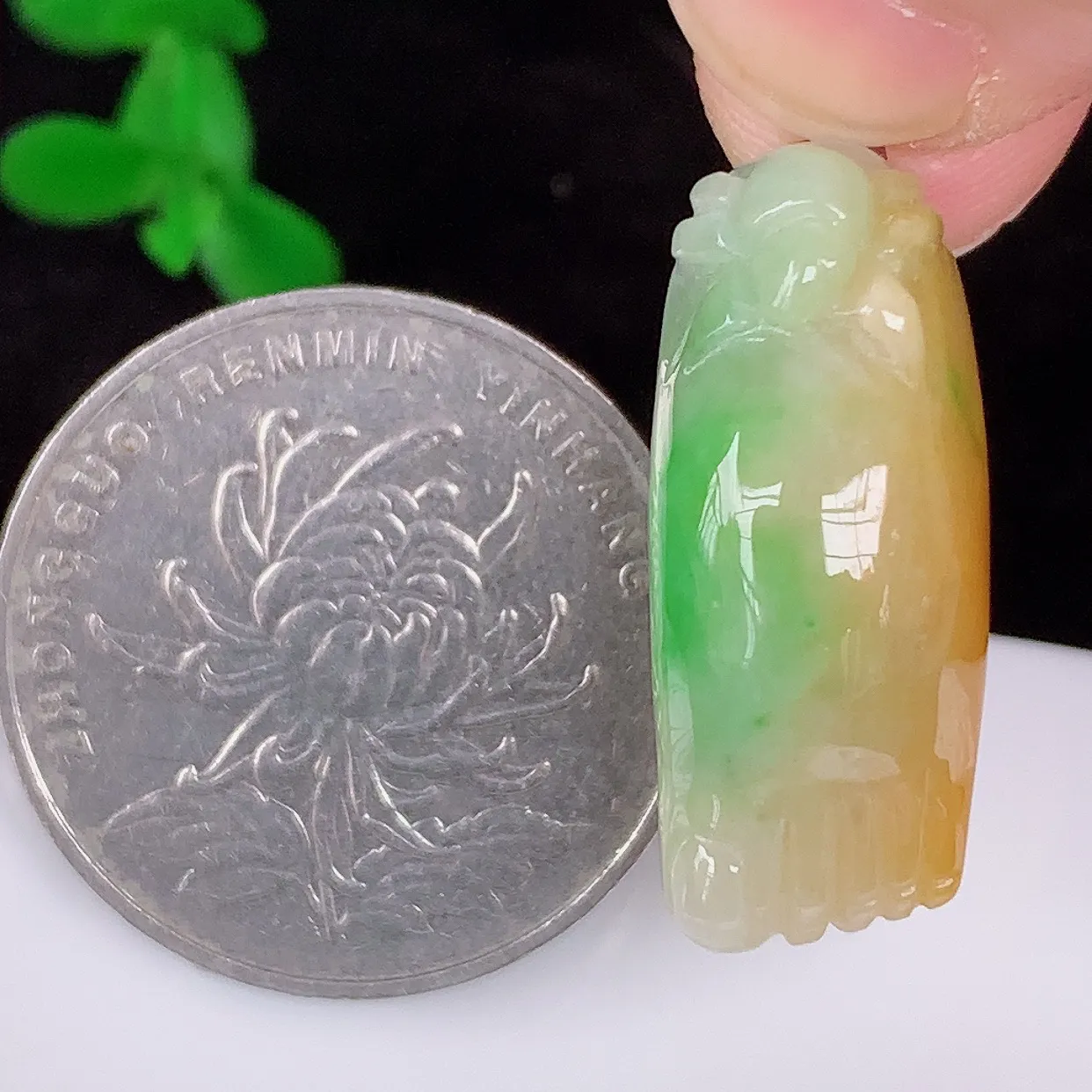 自然光实拍，冰润冰糯种双彩黄加绿翡翠知足常乐吊坠，种老水足，翠色灵动，寓意美好，佩戴时尚出众！#87.1