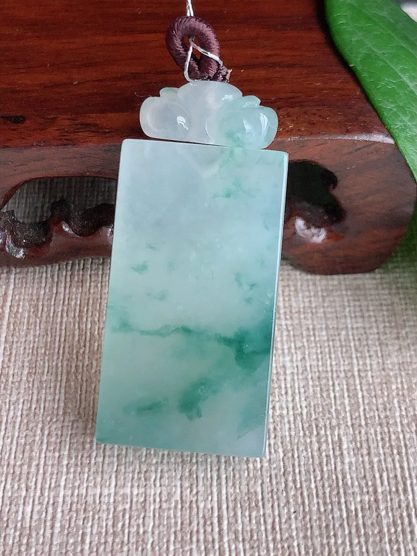 a货翡翠老坑冰种飘花无事牌吊坠 尺寸34.7×19.4×6mm 重量15.70g 0603