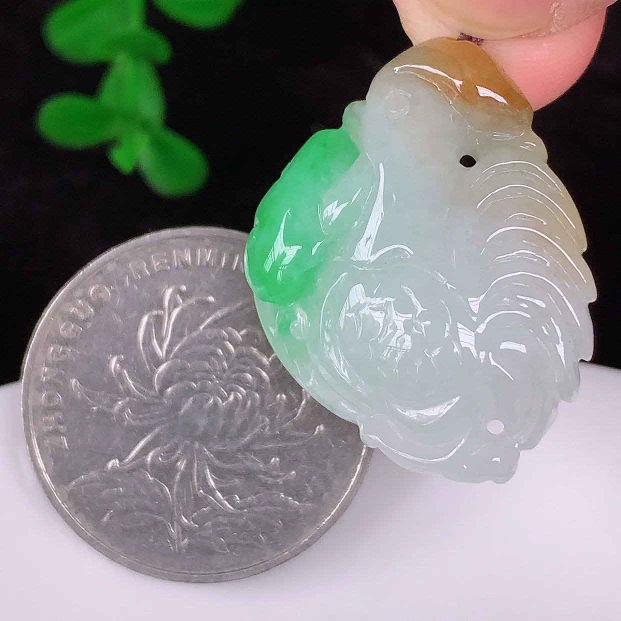 自然光实拍，冰润冰糯种双彩黄加绿翡翠生肖鸡吊坠，种老水足，翠色灵动，寓意美好，佩戴时尚出众！#87.1