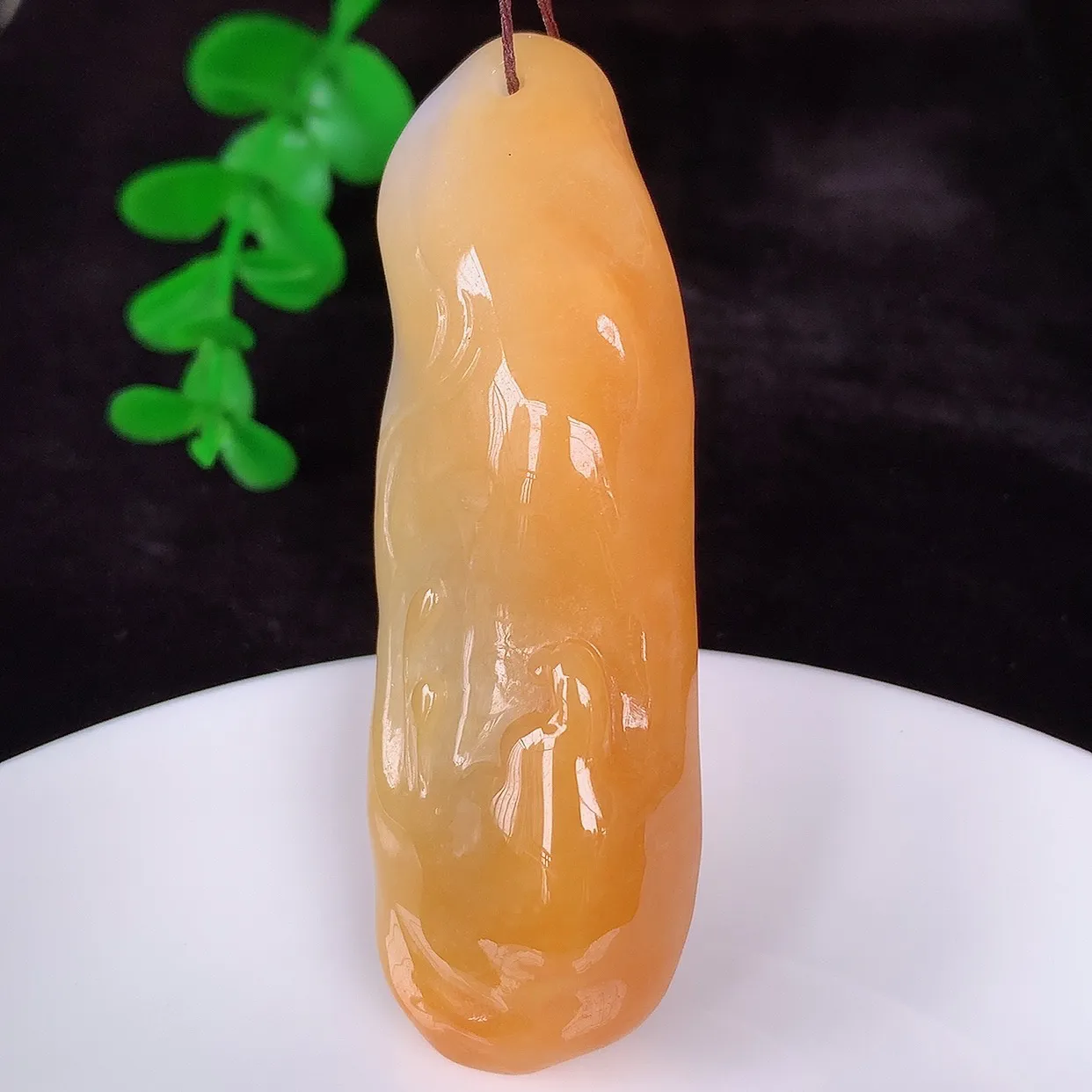 自然光实拍，大件冰润冰糯种黄翡翡翠悟道吊坠，翡翠悟道寓意“祥和，安宁，吉祥，幸福”，佩戴效果优雅迷人